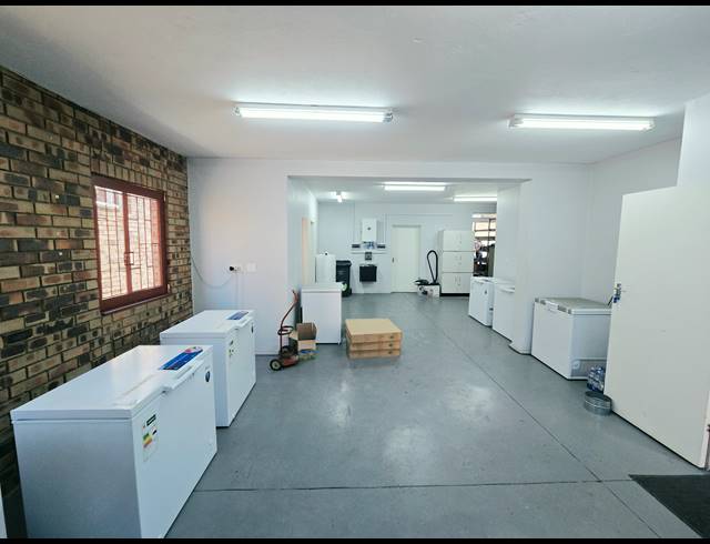 302M² WAREHOUSE FOR SALE IN KYA SANDS